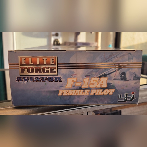 Elite Force Aviator F-15A Female Pilot Action Figure "BURNER" - Picture 9 of 10